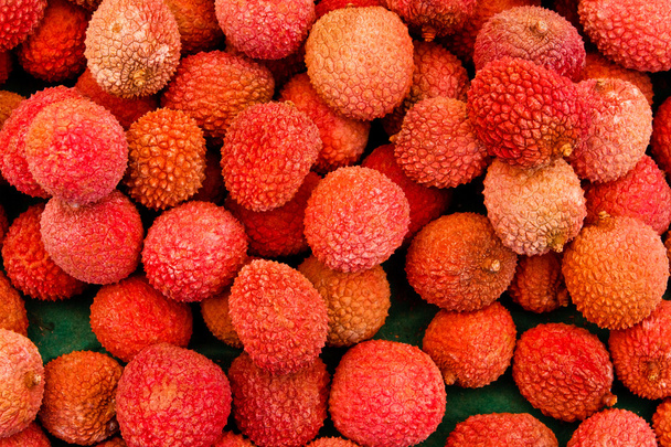 Frutas de lichi en el mercado local
 - Foto, imagen