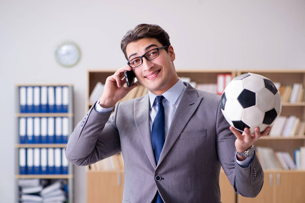 Podnikatel s fotbalovým míčem v úřadu - Fotografie, Obrázek
