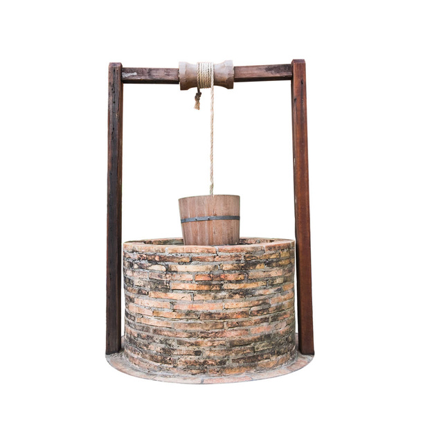 Традиционные китайские колодец воды с шкивом и ведро изолированы о
 - Фото, изображение
