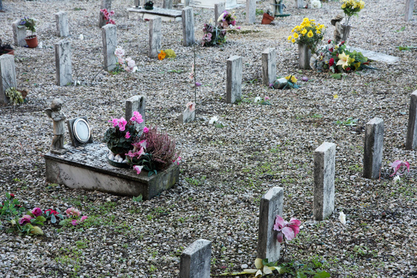 szomorú sír egy fiatal gyermek meghalt és más szomorú sírkövek - Fotó, kép
