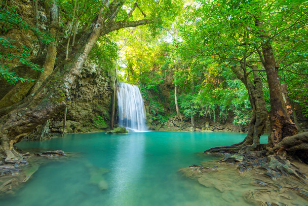 waterval in diepe bossen op erawan waterval nationaal park, - Foto, afbeelding