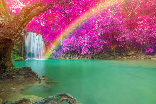 Wasserfall im tiefen Wald im erawan waterfall Nationalpark, - Foto, Bild
