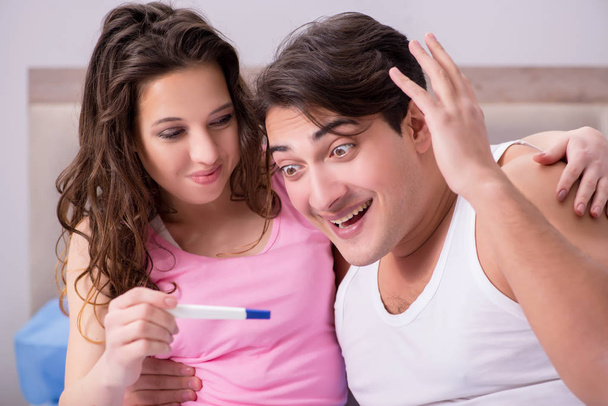 Ευτυχισμένο ζευγάρι μάθετε για τα αποτελέσματα των εξετάσεων εγκυμοσύνης - Φωτογραφία, εικόνα