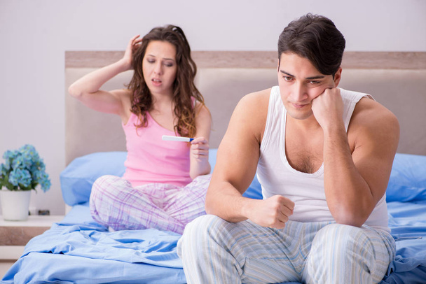Muž manžel naštvaný na výsledky těhotenských testů - Fotografie, Obrázek