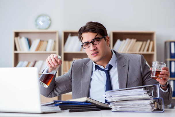 Biznesmen pijący w biurze - Zdjęcie, obraz