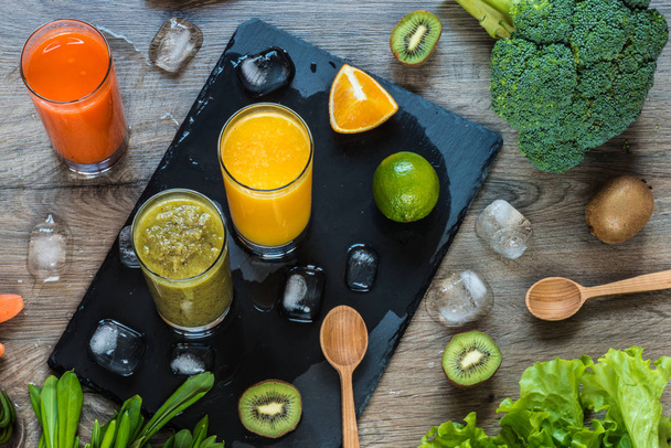 Detox diet. Healthy eating. Different colorful fresh juices, vegetables and fruits - Foto, Imagem