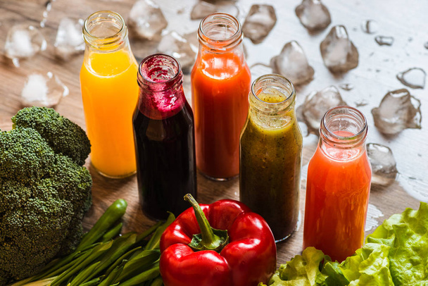 Dieta de desintoxicação. Alimentação saudável. Sucos frescos coloridos diferentes, legumes e frutas
 - Foto, Imagem