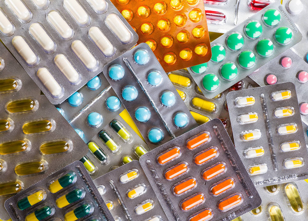 Selección de diferentes píldoras en forma de tabletas y cápsulas - Foto, Imagen