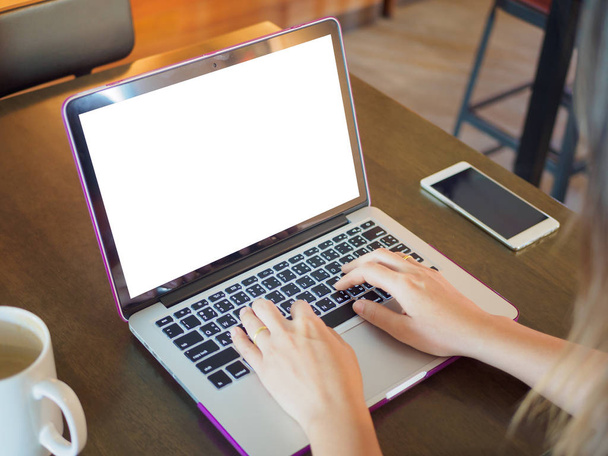 Mulher bonita usando computador portátil. Feminino trabalhando em laptop em um café
. - Foto, Imagem