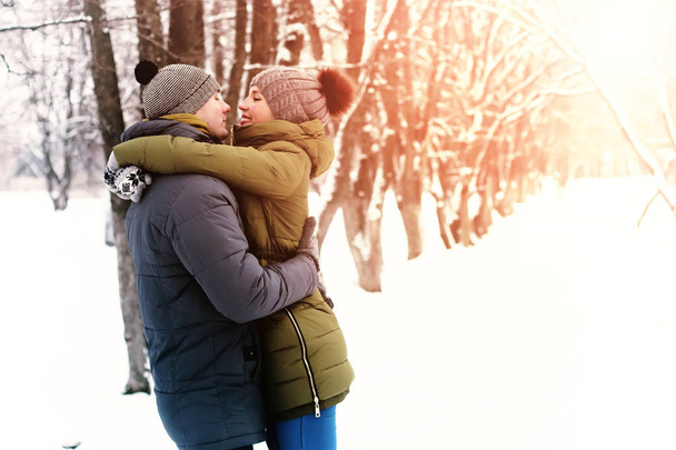 любовники целуются зимней улице
 - Фото, изображение