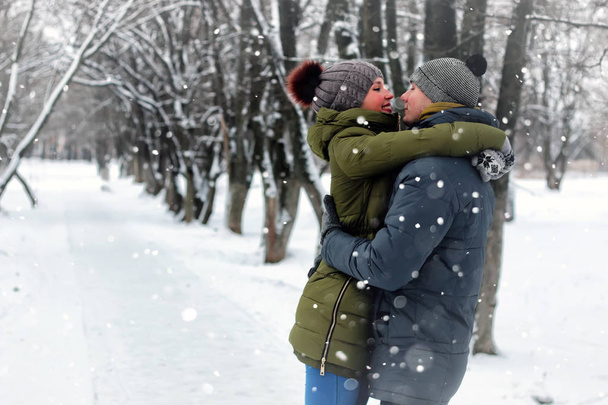 pareja amantes beso invierno calle
 - Foto, Imagen