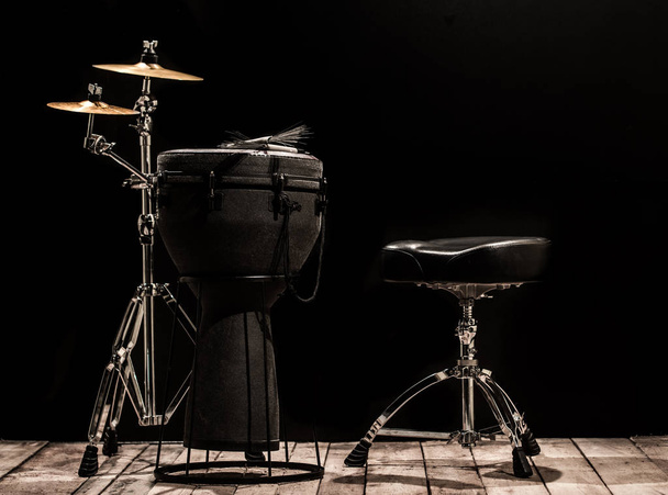 muzikale percussie-instrumenten op zwarte achtergrond - Foto, afbeelding
