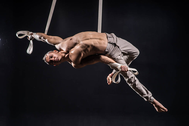 circus artist on the aerial straps man - Foto, afbeelding