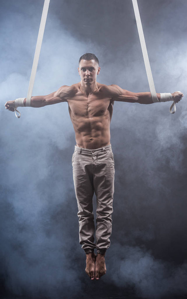 Circus artist op de luchtfoto bandjes man - Foto, afbeelding