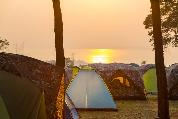 Tent op Camping. Recreatie site. - Foto, afbeelding