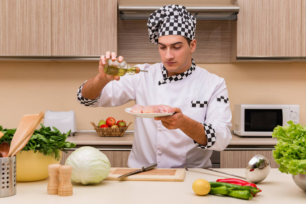 Jonge chef-kok in de keuken - Foto, afbeelding