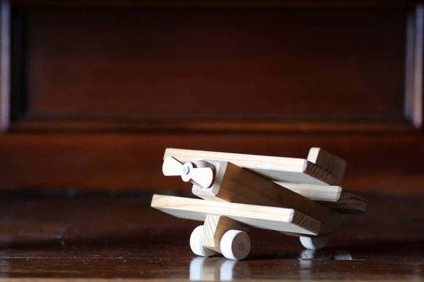 Holzspielzeugflugzeug auf dem Tisch - Foto, Bild
