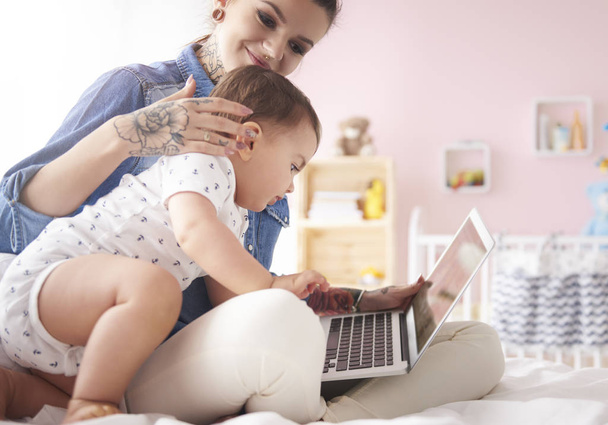 Freelance maman avec bébé garçon
 - Photo, image