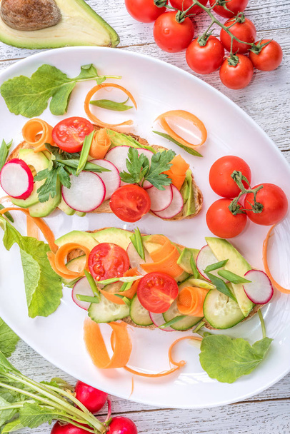 Vegan sandwich with avocado salad. - Foto, Imagen
