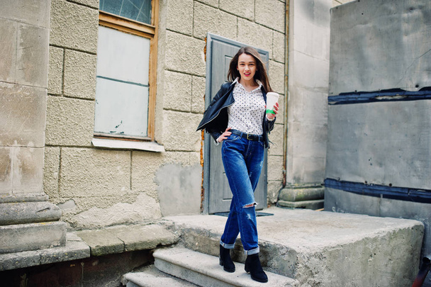 Portrait of stylish young girl wear on leather jacket and ripped - Foto, Bild