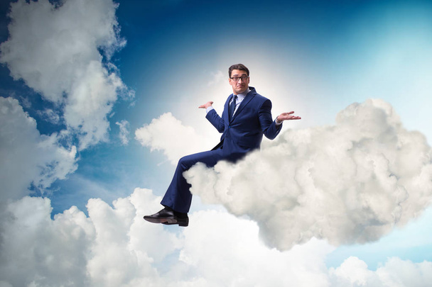Empresario sentado en la nube en concepto de motivación - Foto, imagen