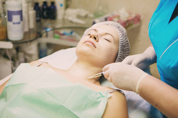Nadelmesotherapie. Kosmetik wurde Frau ins Gesicht gespritzt - Foto, Bild