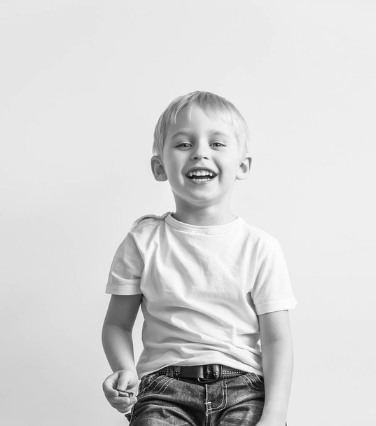 gelukkig vrolijke jongetje, spelen lachen maken een gezicht   - Foto, afbeelding