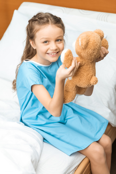 Kleine Patientin mit Teddybär - Foto, Bild