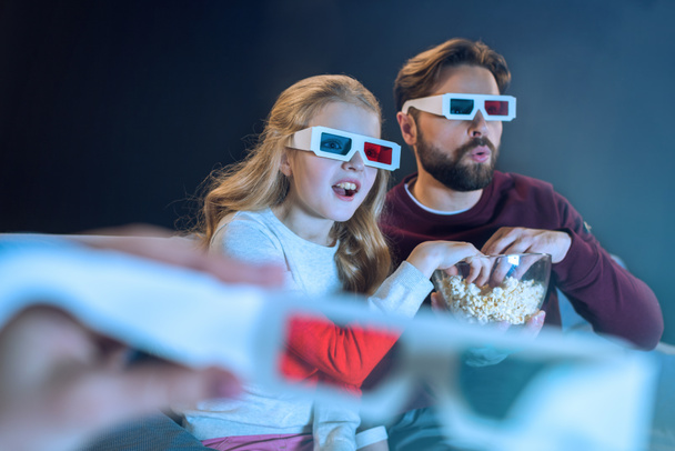 Father and daughter in 3d glasses  - Fotografie, Obrázek