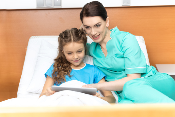 Doctor and girl with digital tablet  - Foto, Bild