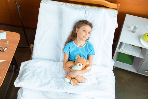 patient with teddy bear - Foto, afbeelding