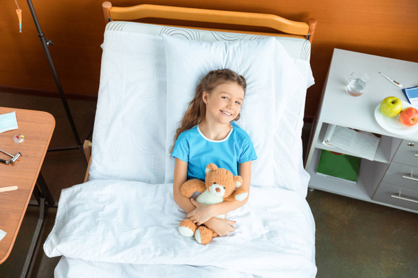 patient with teddy bear - Фото, изображение