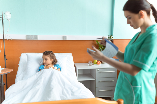 Girl and nurse in hospital - Photo, Image