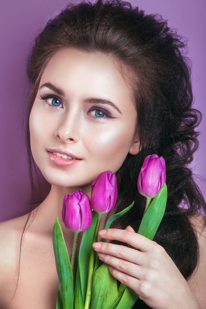 Πορτρέτο του ρομαντικά νεαρή γυναίκα με ροζ λουλούδι βλέπουν φωτογραφική μηχανή  - Φωτογραφία, εικόνα