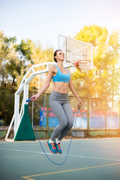 Sportswoman with skipping rope - Foto, afbeelding
