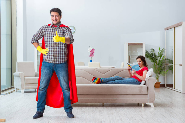 Supereroe marito aiutare la moglie a casa - Foto, immagini