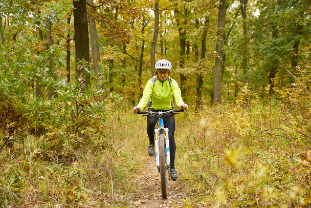 female mountain biker riding bike - Foto, Imagen