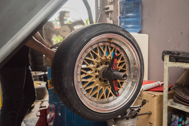 ремонт колес, тормозной ремонт, ремонт колес и тормозов
 - Фото, изображение