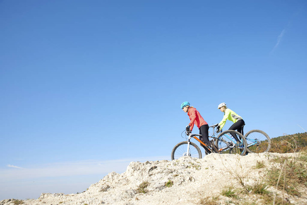 Entrenamiento de ciclistas de montaña en la ladera
  - Foto, imagen