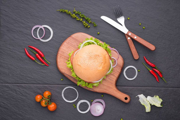 Domácí hamburger na stole - Fotografie, Obrázek
