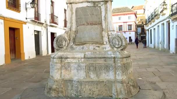 Памятник архангелу Рафаилу на площади Пласа дель Потро, это общественная площадь в испанском городе Кордова
. - Кадры, видео