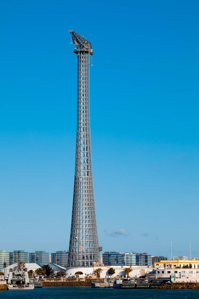 Torre de comunicaciones bajo el cielo
 - Foto, imagen