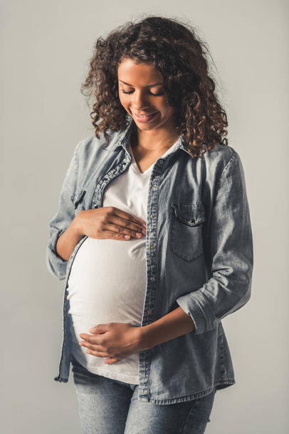 Pregnant Afro American girl - Foto, afbeelding
