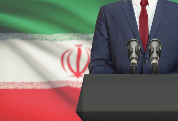 Üzletember és politikus így beszéd mögött a szószék, nemzeti zászló, a háttér - Irán - Fotó, kép