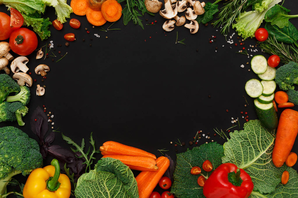 Frame van verse groenten op zwarte achtergrond met kopie ruimte - Foto, afbeelding
