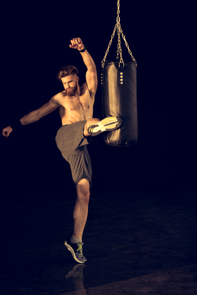 sportivo con sacco da boxe
 - Foto, immagini