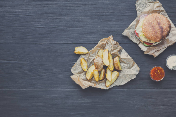 Блюдо ресторана быстрого питания. Гамбургеры и картофельные клинья
 - Фото, изображение