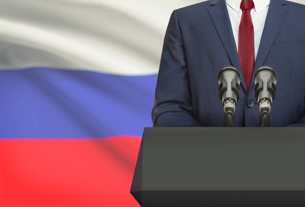 Üzletember és politikus így beszéd mögött a szószék, nemzeti zászló, a háttér - Oroszország - Fotó, kép