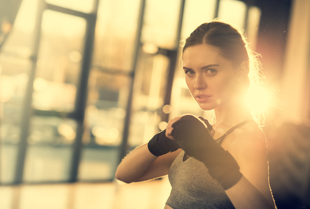 спортсменка готова боротися
 - Фото, зображення