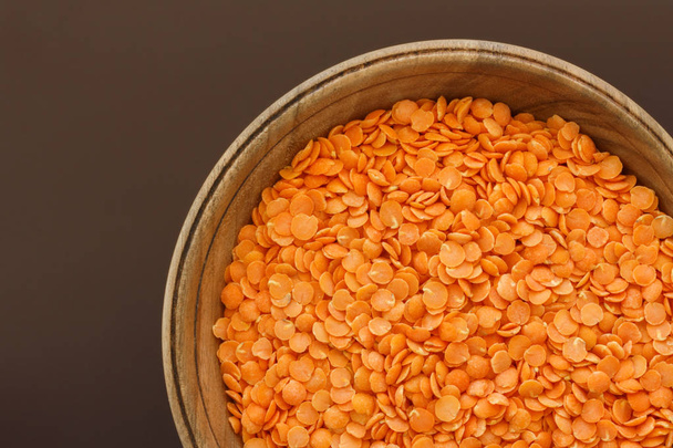 赤レンズ豆のマクロ。穀物の明るい赤の背景 - 写真・画像